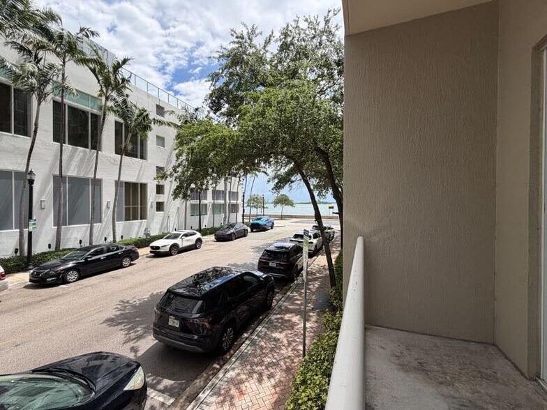 Building Photo - 2000 N Bayshore Dr