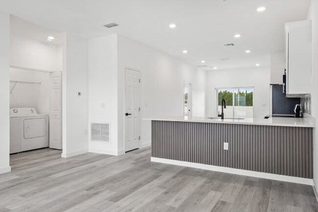 Building Photo - Modern Living Meets Comfort – Stunning 3 Bed, 2 Bath Home!
