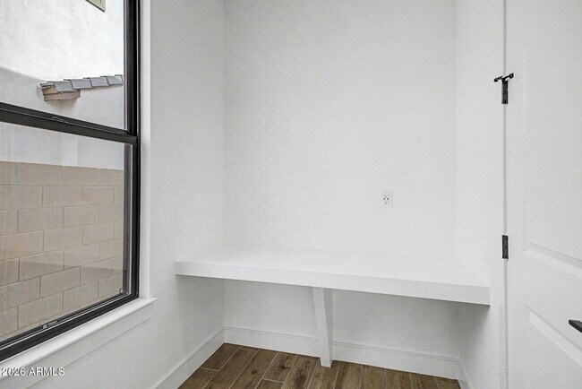 Building Photo - 1131 E Yellowstone Pl