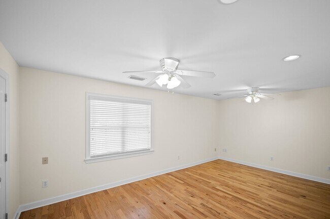 Building Photo - 11750 Village Green Dr