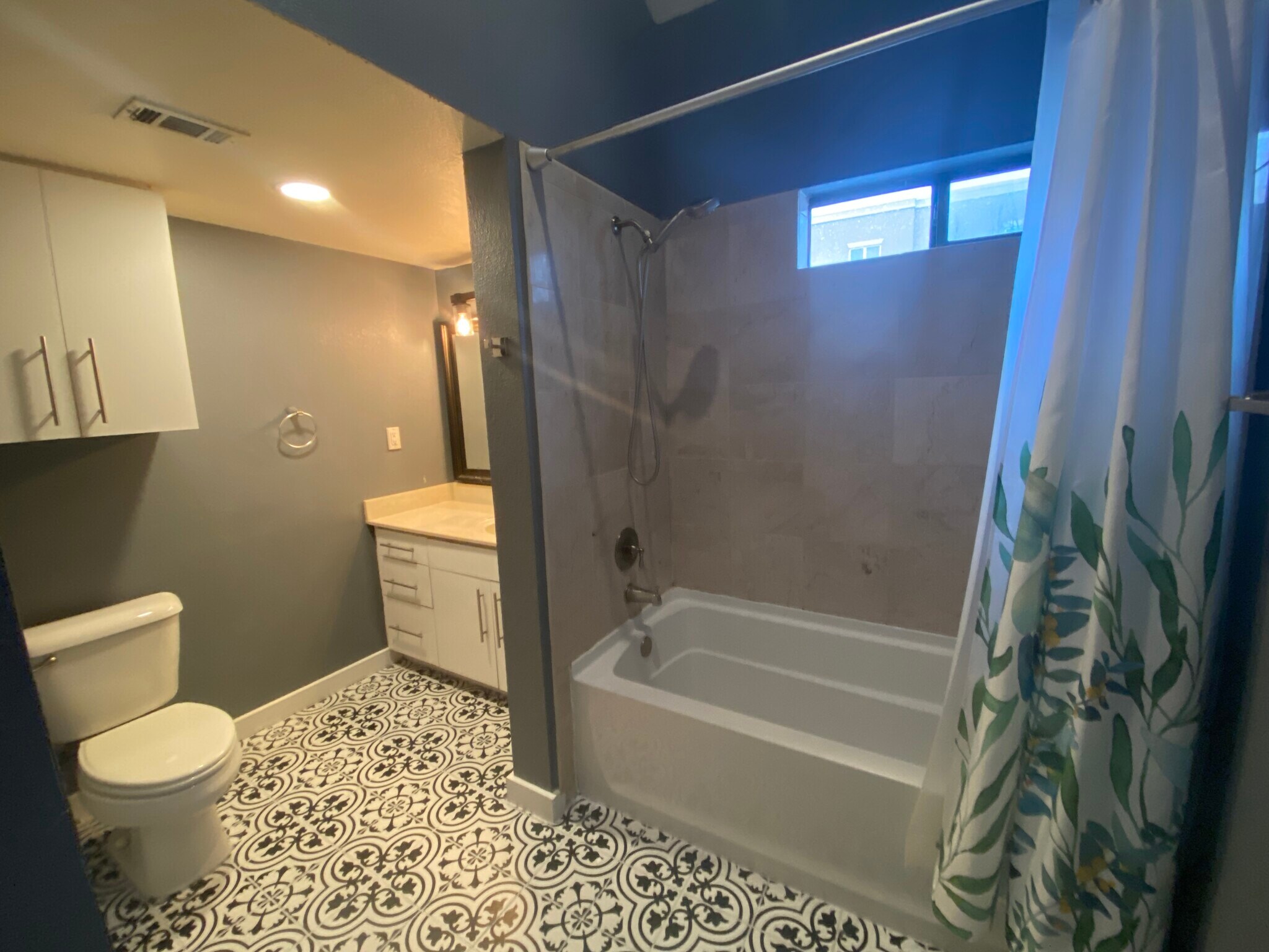 Master bathroom - 3901 Travis Street