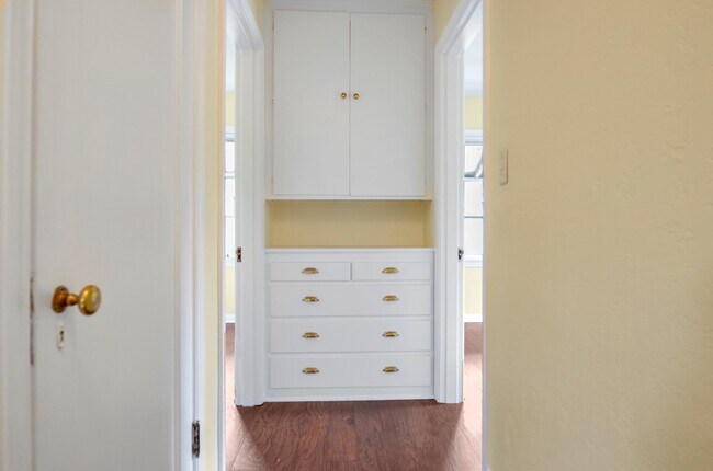 Building Photo - Classic single story house with furnished basement. Near Interurban trails and Jackson Golf course.