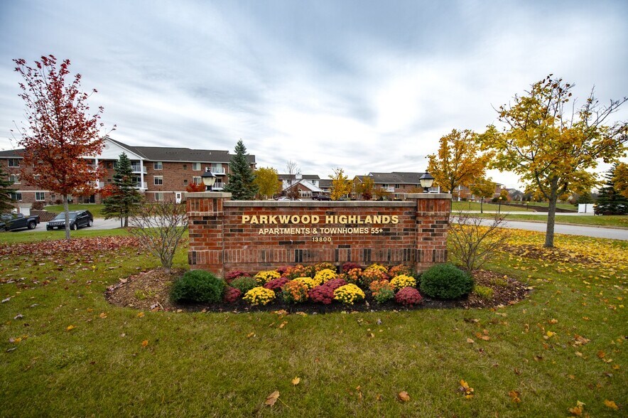 Parkwood Highlands Apartments & Townhomes 55+ 13800 W Park Central