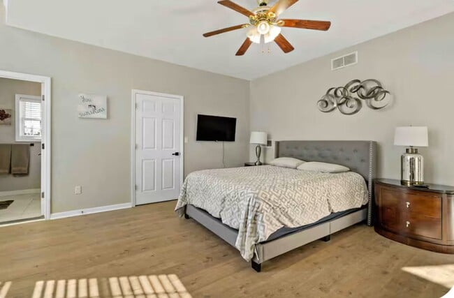 Building Photo - 909 N Burghley Ave