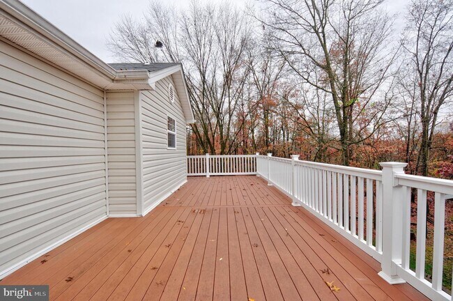 Building Photo - 121 Deer Hill Ct