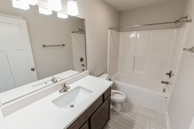 Building Photo - CORNER UNIT!! 3 Bed, 2.5 Bath Townhome in Ankeny