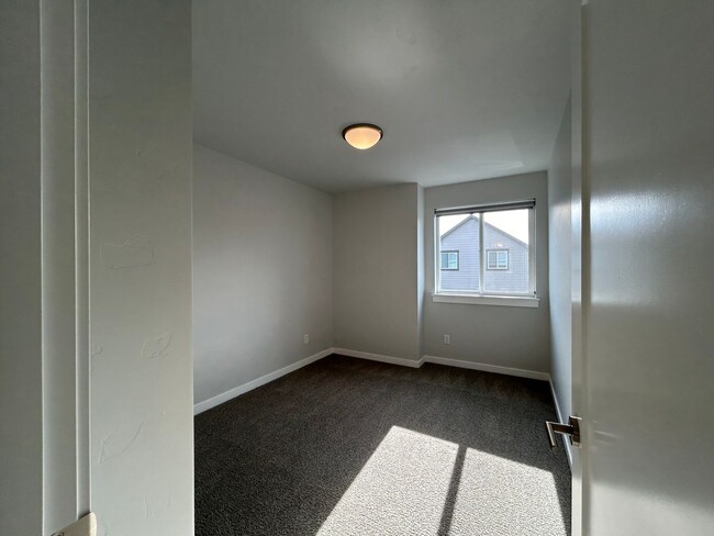 Building Photo - Modern 3 Bed, 2.5 Bath Townhouse for Rent!