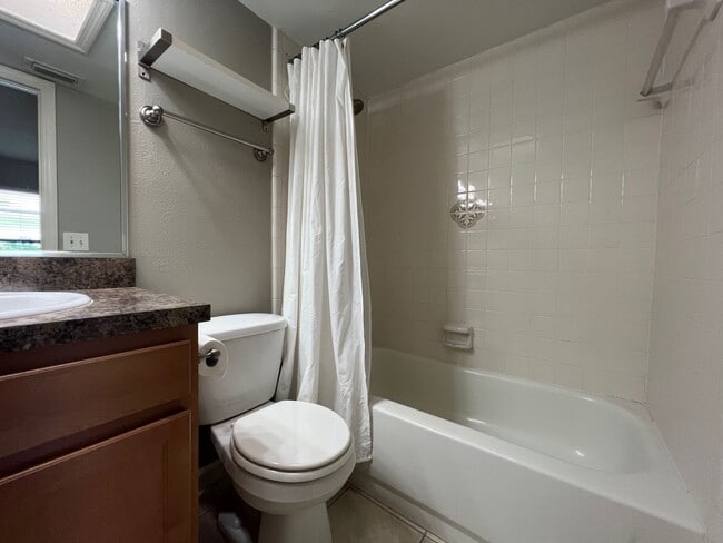 Building Photo - Audubon Park 2/2 Corner Unit Villa with La...