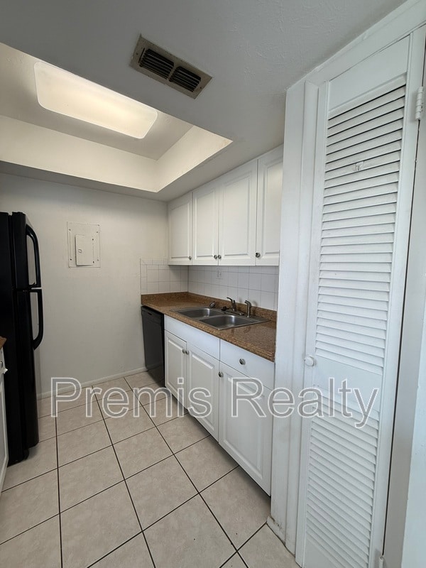 Building Photo - 1575 Greenlea Dr