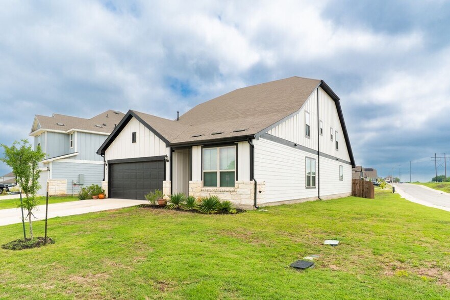 Building Photo - 237 Sand Lily Ln