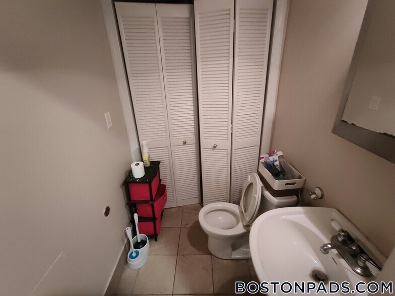 Building Photo - 30 Circuit St