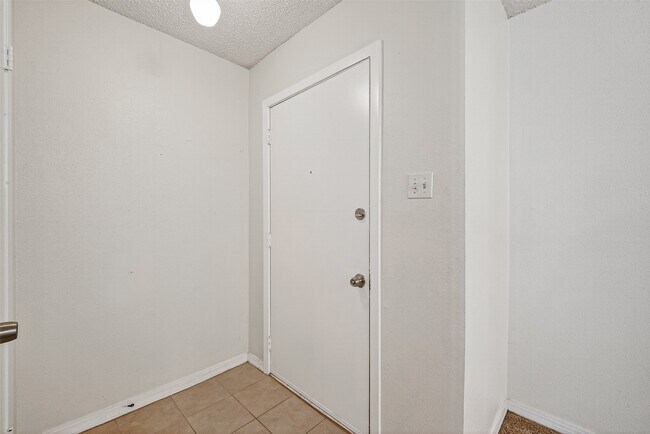 Building Photo - 2800 Jeanetta St