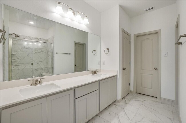 Building Photo - Luxury living in this stunning 4 bedroom, 3 bath home