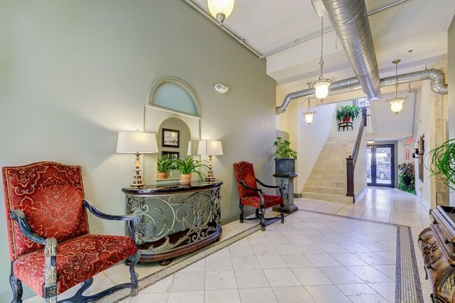 Building Photo - Designer condo with a private rooftop terrace