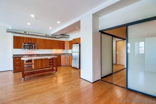 Building Photo - 2 bedroom downtown, 2 bath and 2 parking s...