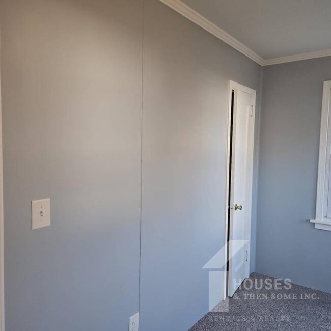 Building Photo - 7 Edwards St