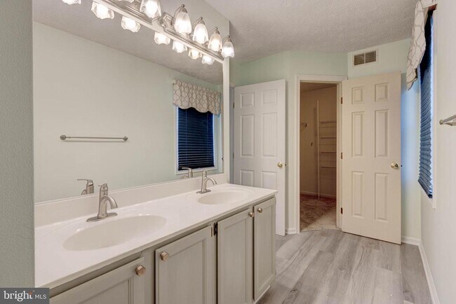 Building Photo - 7925 Carriage Dr
