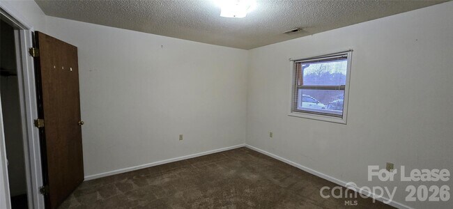 Building Photo - 517 Hickory St