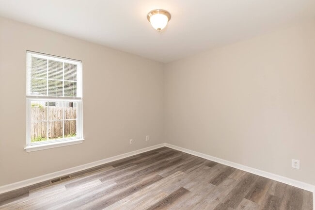 Building Photo - Charming 3 Bed/2 Bath Minutes Away From El...