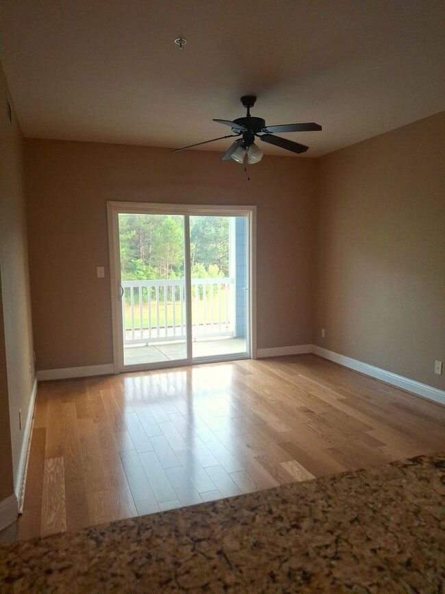 Building Photo - Town Creek Condo - Available Now!