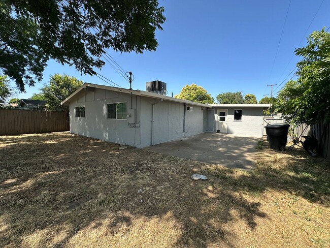 Building Photo - 3 Bedroom Home In Sacramento