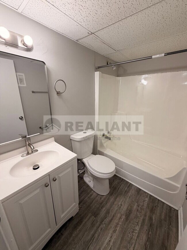 Building Photo - 2082 Fairmont Ct