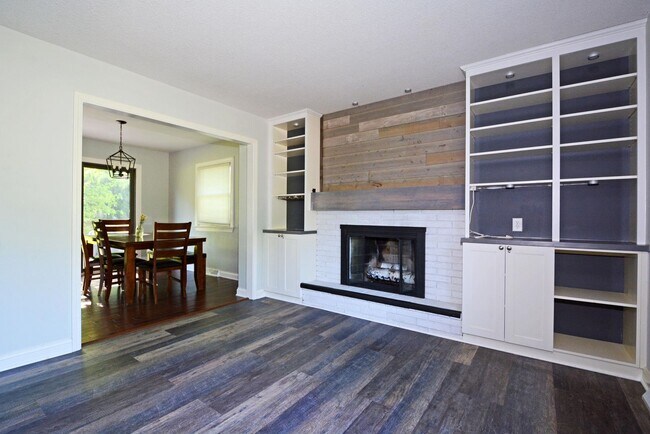 Building Photo - Beautiful 3-Bed 3-Bath Home in Golden Valley - Available 6/1!