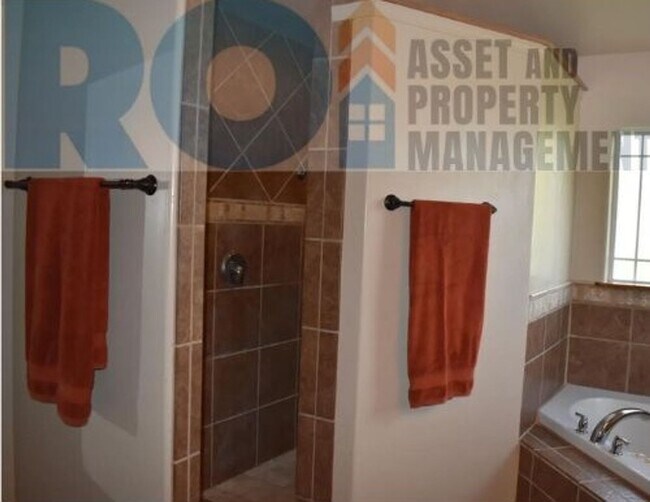 Building Photo - Charming 3-Bed 2-Bath House for Rent in We...