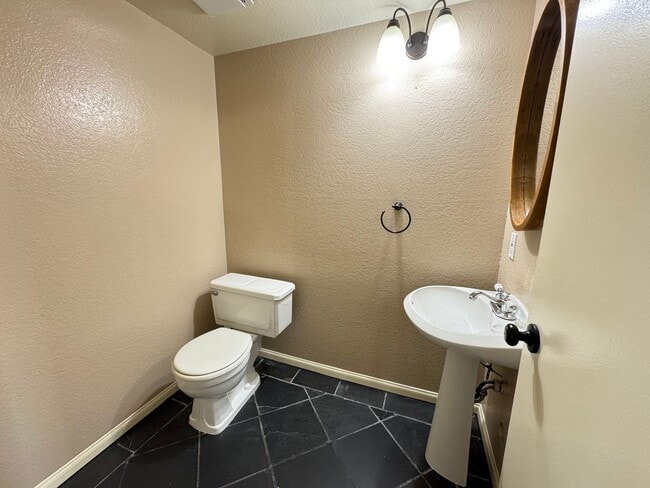 Building Photo - Beautiful 2Bd/1.5Ba Townhome in Orange w/A...