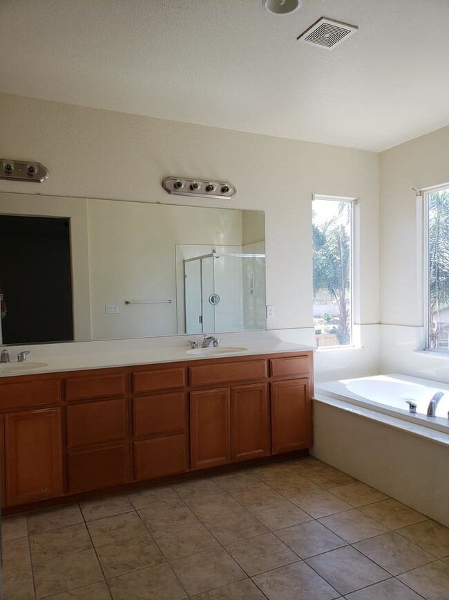 Building Photo - Huge Bella Flora house ready for you to ca...