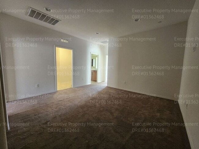 Building Photo - 3 bedroom/ 2.5 bathroom town home located in a secured gated community.