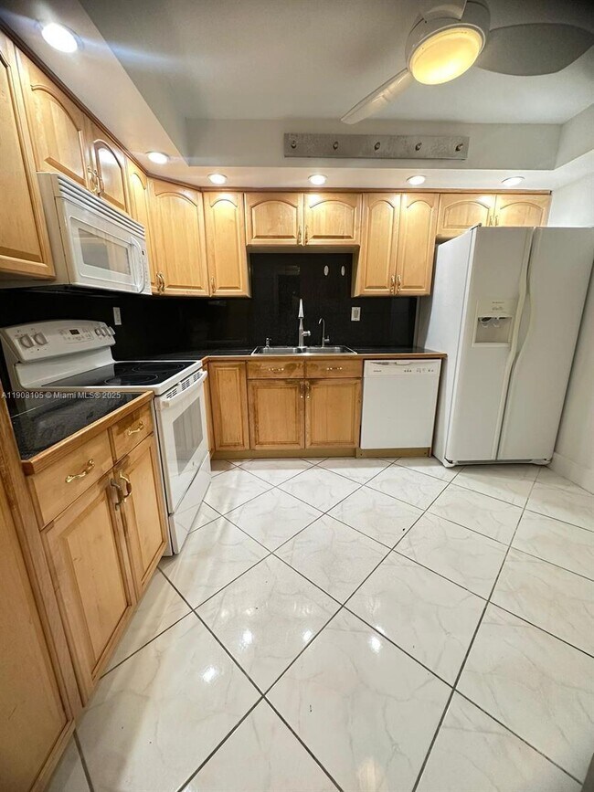 Building Photo - 18081 Biscayne Blvd