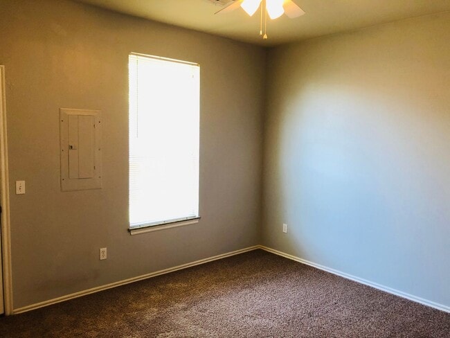 Building Photo - 3 bedroom, 2 bath with 2 car garage duplex...