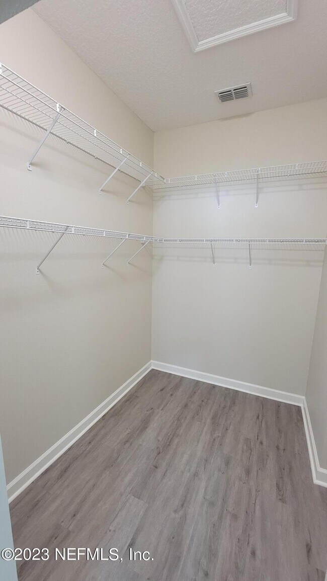 Building Photo - 2735 Woodsdale Dr