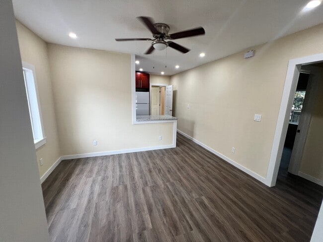 Building Photo - 819 W 9th St