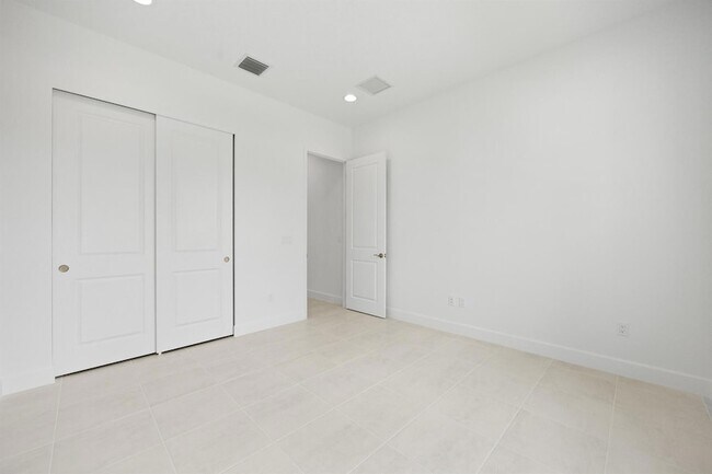 Building Photo - 15144 Wildwood Cir
