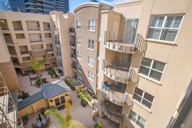 Building Photo - 2 bedroom with flex office space near Convention Center Downtown!