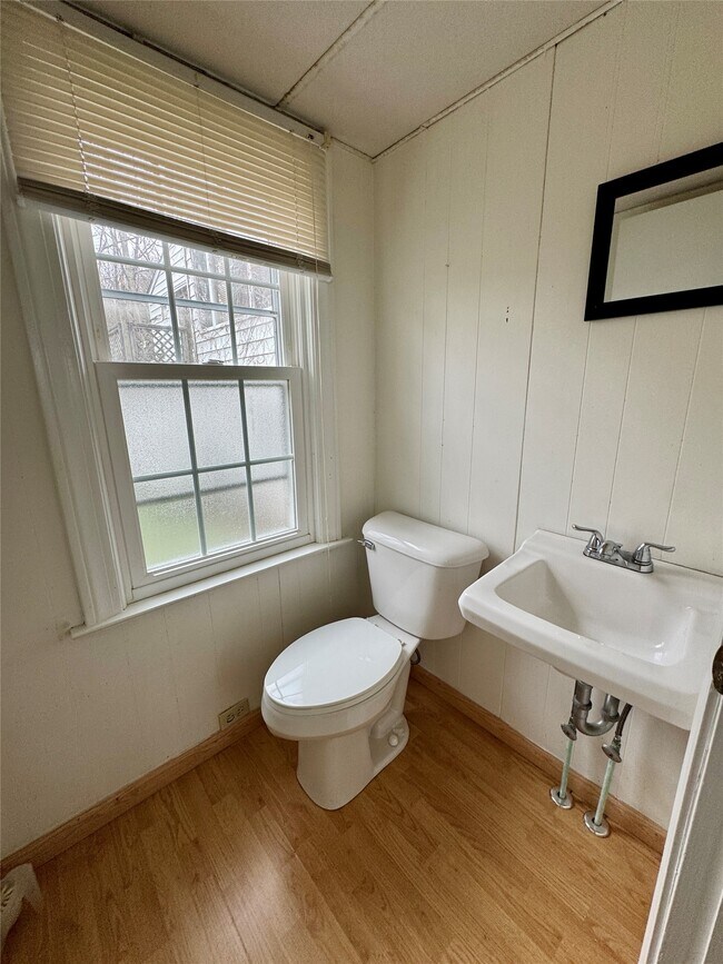 Building Photo - 8424 E Lake Rd