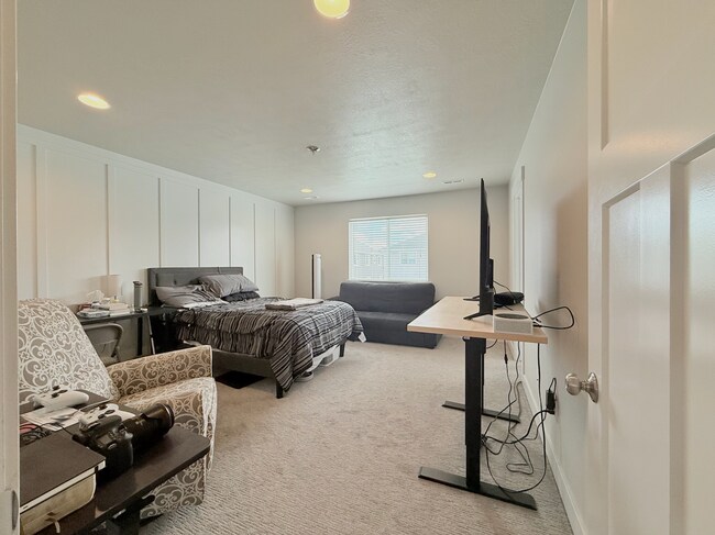 Building Photo - VERY Spacious house in Vineyard!