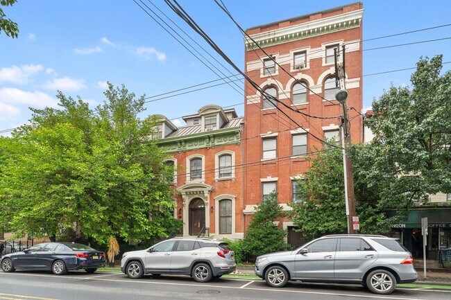 Building Photo - 174 Grand St