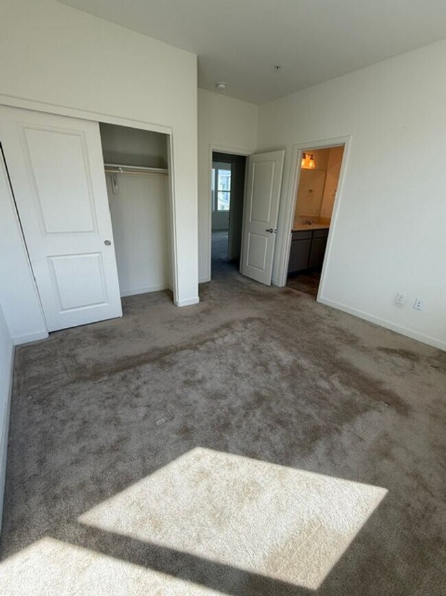 Building Photo - Charming Sun Valley Home with Generous Yard