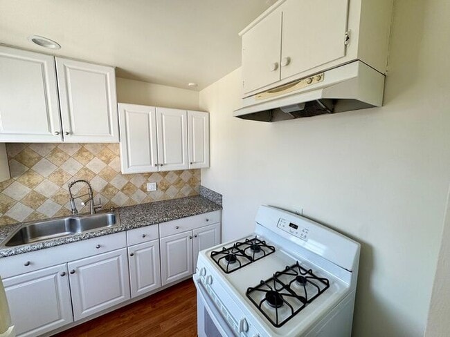 Building Photo - Welcome to our spacious 1-bedroom, 1-bathr...