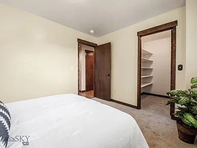 Building Photo - Cute House, Large Yard