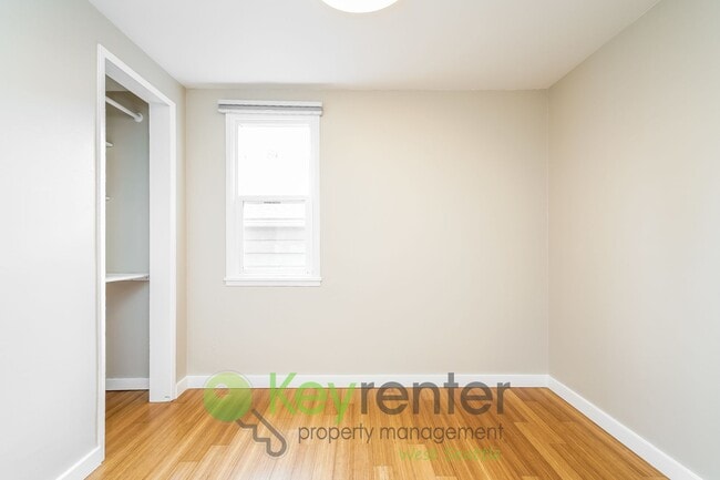 Building Photo - Inviting 3bed Seattle Home with Garage, Yard, and Parking!