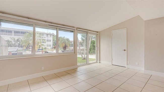 Building Photo - 1001 SW 12th Ct