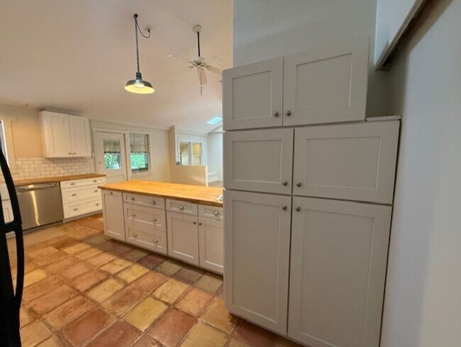 Building Photo - 326 Kindra Heights Rd