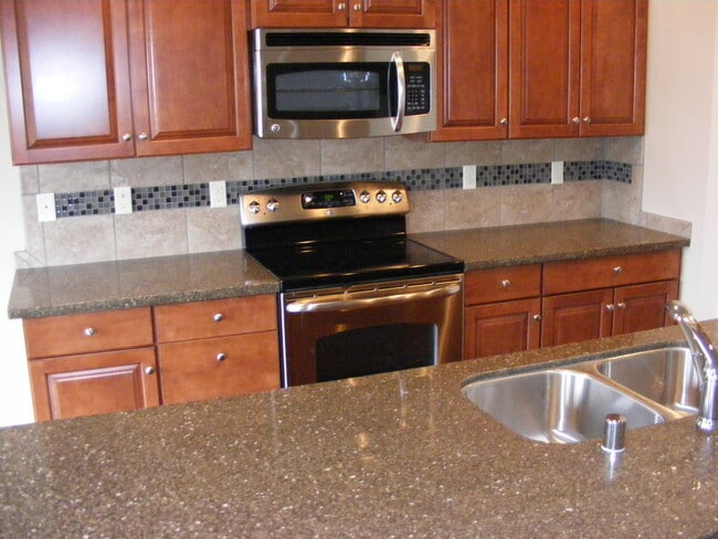 Building Photo - 4 bedroom plus a den in Puyallup