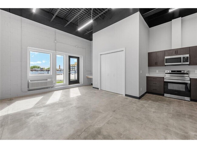 Building Photo - 801 SE 9th St