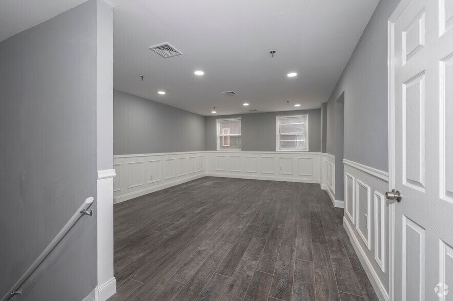 223 Meadow St - 3BD, 2BA - Living Room - 223 Meadow St