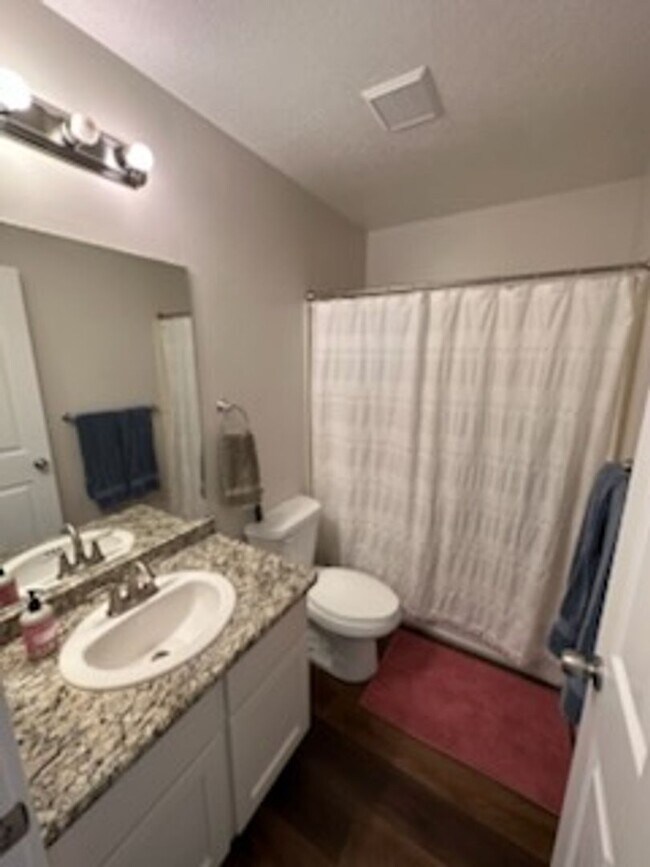 Building Photo - Come take a look at this beautiful townhome
